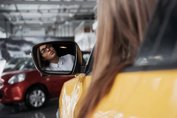 Mujer Joven Nuevo Coche Sonriendo — Foto de Stock