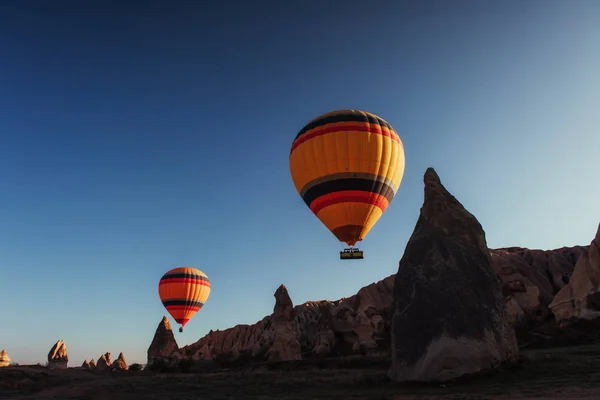 Latające Balony Latające Nad Skały Krajobraz Regionie Kapadocja Turcja Dolina — Zdjęcie stockowe