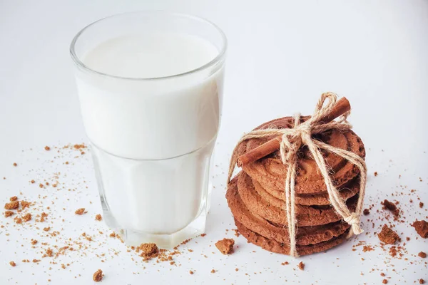 Transparentes Glas Milch Und Kekse Auf Weißem Hintergrund — Stockfoto