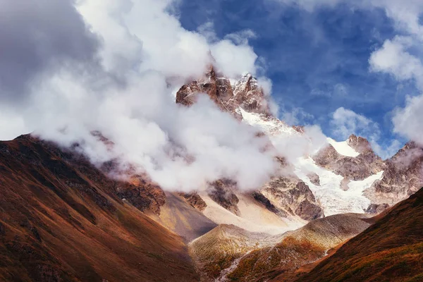 Φθινοπωρινό Τοπίο Και Χιόνι Βουνά Στην Όμορφη Cumulus Σύννεφα Κύρια — Φωτογραφία Αρχείου