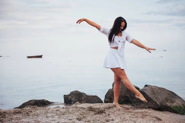 Uzun Saçlı Kız Kadın Kıyafeti Yalınayak Dansları Masmavi Deniz Rüzgara — Stok fotoğraf