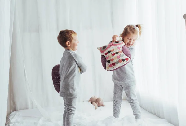 Crianças Pijama Macio Quente Brincando Cama — Fotografia de Stock