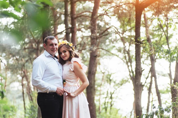 Caminar Una Feliz Pareja Joven Naturaleza Fuera Ciudad — Foto de Stock