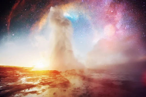 Strokkur 间歇泉喷发 梦幻般的色彩 神奇的星空 美国宇航局的礼遇 — 图库照片