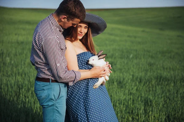 Gravid Kvinna Med Sin Man Och Kanin — Stockfoto