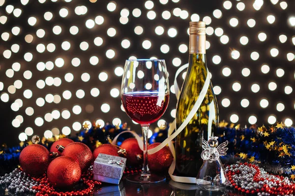 Natal Ano Novo Decorações Festivas Garrafa Vinho Tinto Vidro Nas — Fotografia de Stock