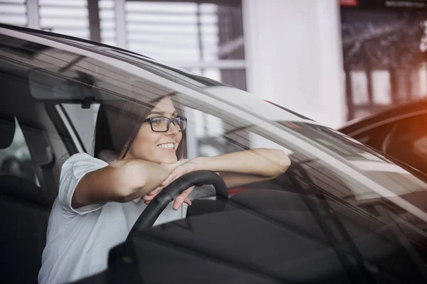 Retrato Una Joven Mujer Hermosa Sentada Coche — Foto de Stock