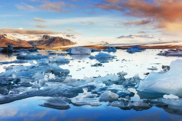 西の手配氷河湖に浮かんでいる氷山 南アイスランド 西にラグーン — ストック写真