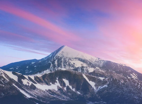 Geheimnisvolle Winterlandschaft Majestätische Berge Winter Zauberhafter Schneebedeckter Baum Vorfreude Auf — Stockfoto