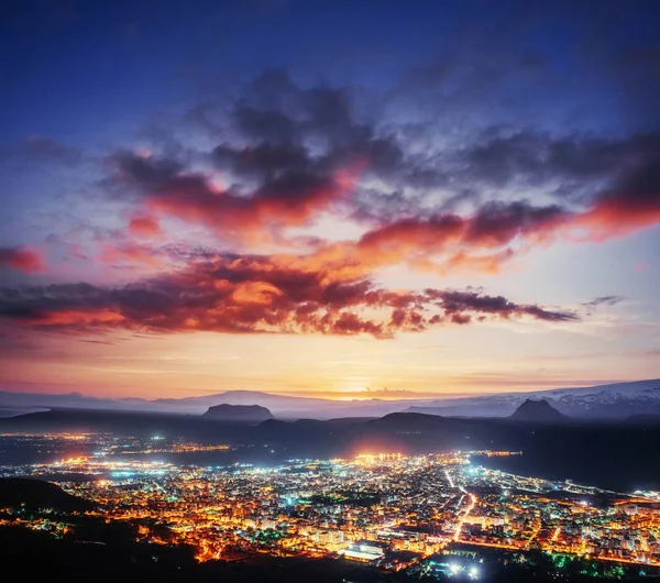 Fantastico Tramonto Rosa Nuvole Cumulus Sulla Città Belle Luci Della — Foto Stock