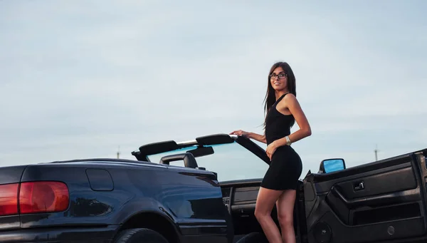 Hermosa Mujer Cerca Convertible Negro Ucrania Europa — Foto de Stock