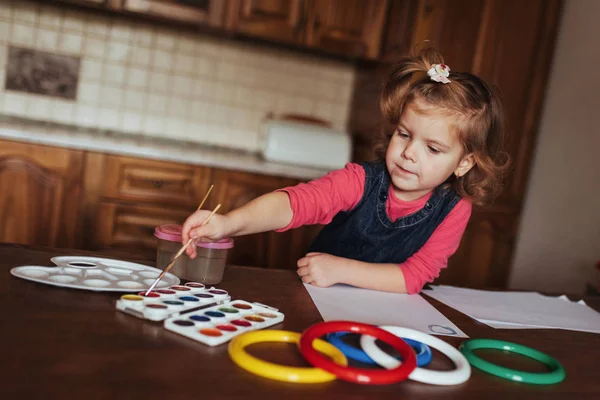 かわいい女の子 若い芸術家のキャンバスに水彩で描く愛らしい幼児 — ストック写真