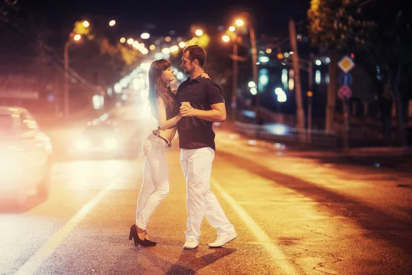年轻夫妇在路上跳舞 乌克兰 — 图库照片