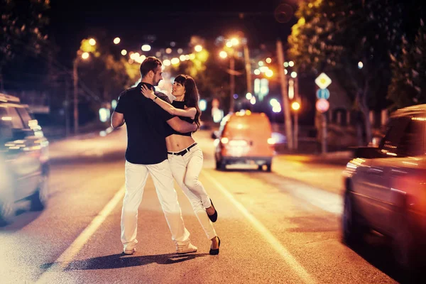 Ungt Par Dansar Vägen Ukraina Europa — Stockfoto