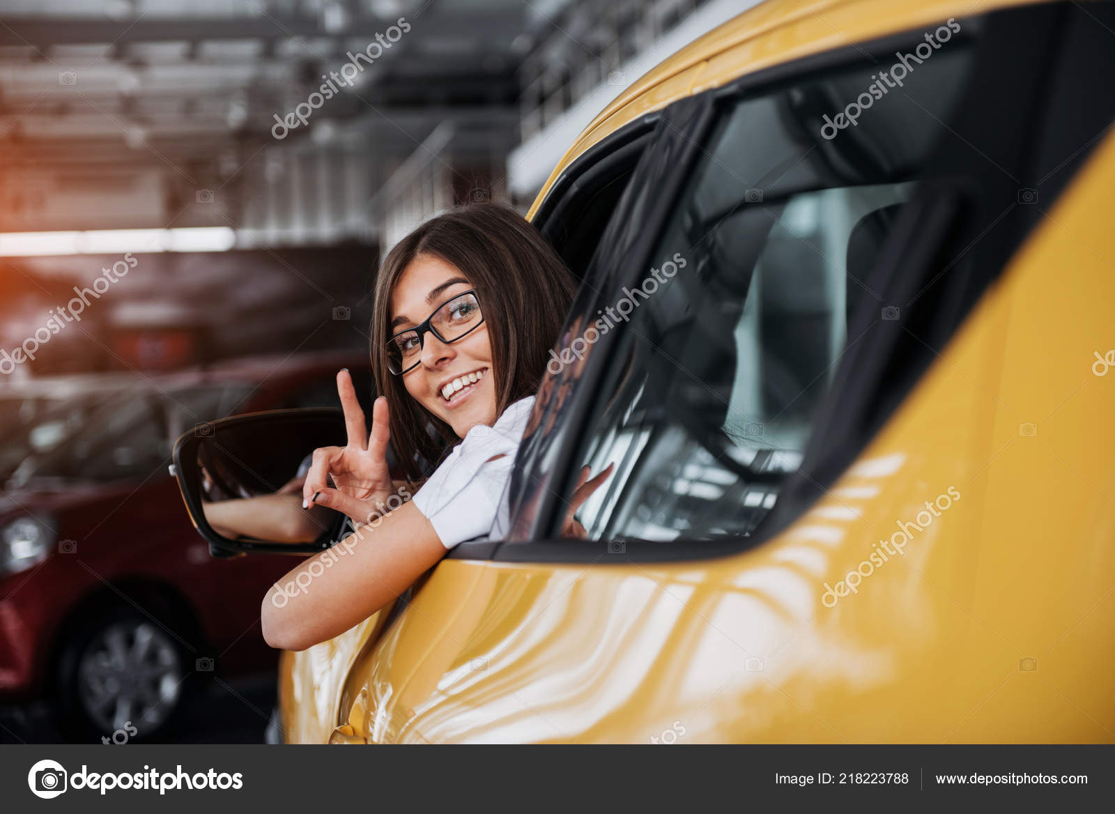 彼女の新しい車の笑顔で若い女性 ストック写真 C Myronstandret 彼女の新しい車の笑顔で若い女性 ストック写真 C Myronstandret