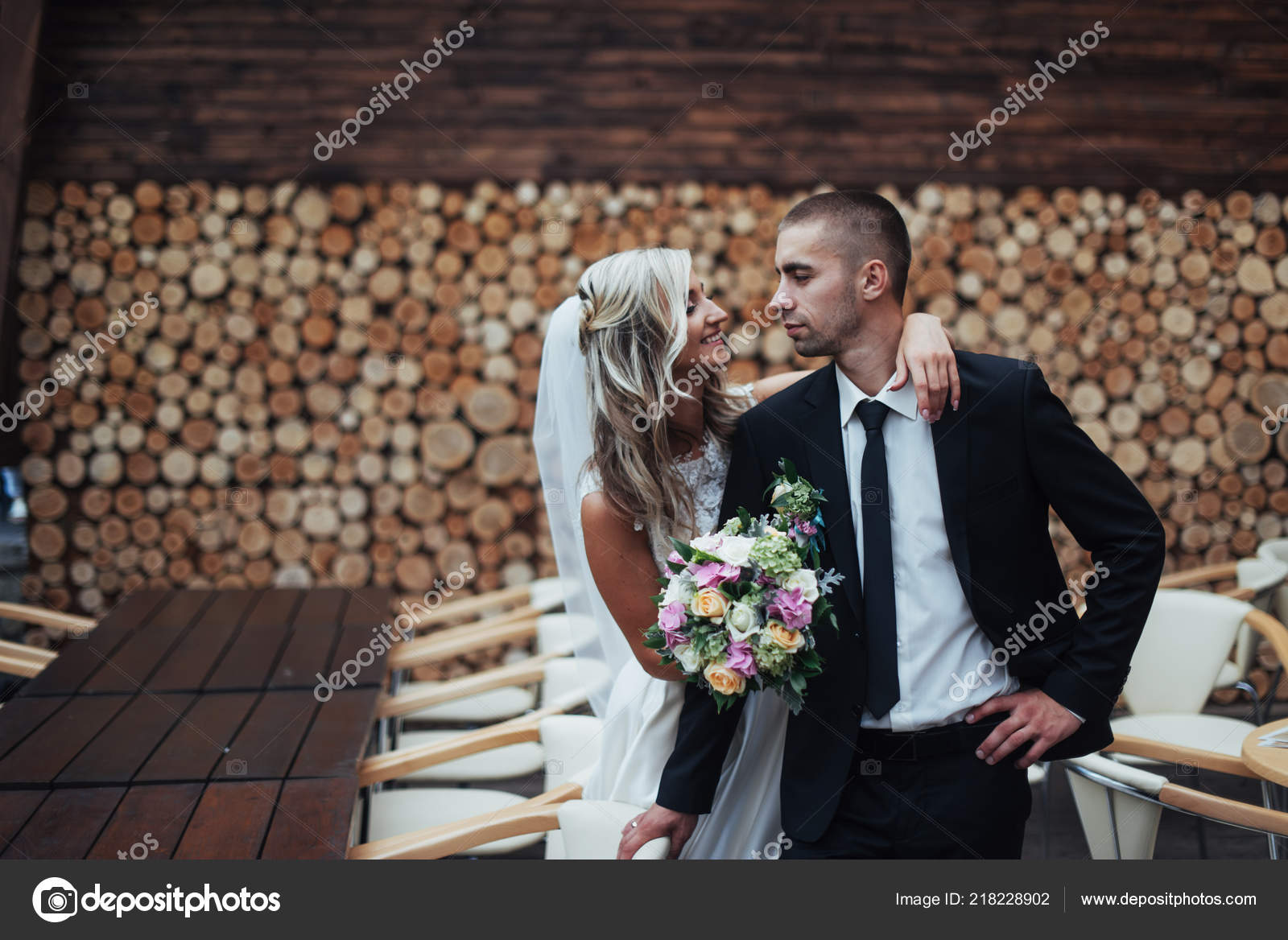 Couple Wedding Poses Happy Young Couple Poses Photographers Her