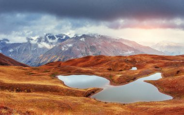 Sunset Bulvarında dağ gölü Koruldi. Üst Svaneti, Gürcistan Europe Caucasus
