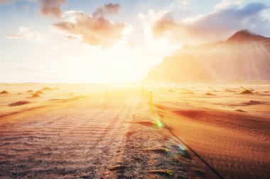 Sihirli günbatımı kum plajındaki. Güzellik Dünya Türkiye