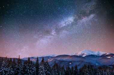 fantastik kış meteor yağmuru ve karla kaplı dağlar. Karpatlar. Ukrayna, Europe