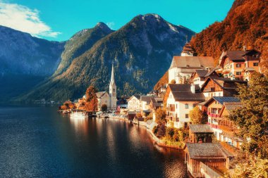 Avusturya Alplerinde ünlü dağ köyünde manzaralı panoramik manzaralı. Sonbahar manzara. Hallstatt. Avusturya
