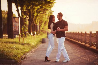 Genç çift nehir rıhtımda geceleri Tango dans