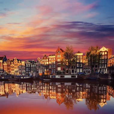 Amsterdam kanal batıda. Amsterdam Hollanda başkenti ve en kalabalık şehirde olduğunu.