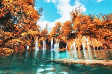 Turkuaz su ve Güneş'in manzaralarına. Ünlü Plitvice Gölleri Milli Parkı, Hırvatistan, Avrupa. Parlak sonbahar sahne. Instagram tonik etkisi.