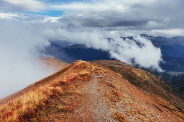 Kalın sis Dağı geçidinde Goulet. Georgia, Svaneti. Avrupa. Kafkas Dağları