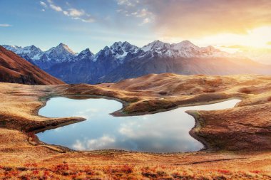 Sunset bulvarında dağ gölü Koruldi. Üst Svaneti, Georgia, Avrupa. Kafkas Dağları
