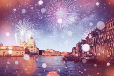 Kule Venedik'te San Marco Meydanı Piazza San Marco ve Campanile bell. Parlak renkli havai fişekler. Yıldızlı gökyüzü ve Samanyolu. İtalya. Bokeh ışık efekti, yumuşak filtre. 