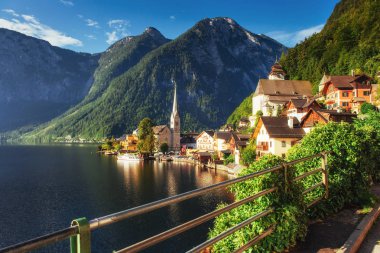Avusturya Alplerinde ünlü dağ köyünde manzaralı panoramik manzaralı. Hallstatt. Avusturya