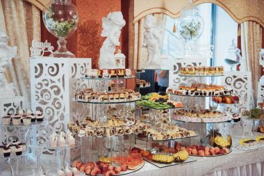 tatlı büfe masa. Düğün salonu dekore edilmiş lüks tabloları