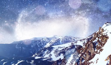 fantastik kış meteor yağmuru ve karla kaplı dağlar. Dramatik ve güzel sahne. NASA nezaket. Karpat, Ukrayna, Europe.