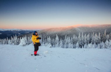 sihirli kış kar kaplı ağaç. Turist Dağları nın güzellik düşünüyor. Tatil beklentisiyle. Karpatlar gün batımı. Ukrayna, Europe