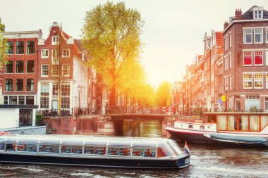 Gün batımında Amsterdam kanal. Amsterdam Hollanda başkenti ve en kalabalık şehridir. 