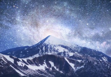 Fantastik yıldızlı gökyüzü. Güzel kış manzarası ve karla kaplı tepeler. Pitoresk dağlar. Mountain view. NASA nezaket. Karpatlar, Ukrayna, Europe