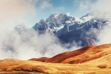 Kalın sis Dağı geçidinde Goulet. Georgia, Svaneti. Avrupa. Caucasus 