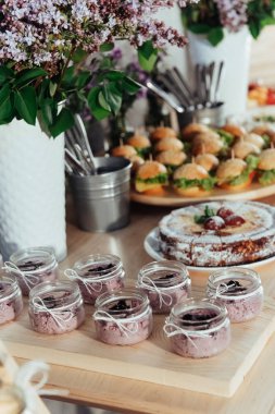 Kanepeler ve içecekler bir tatlı büfesi masada.