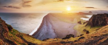 Okyanus ve Reynisfjall mount İzlanda manzara