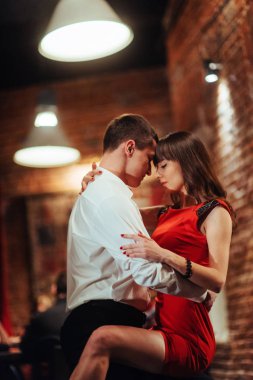 genç bir çift beyaz bir arka plan üzerinde dans ediyor. tutkulu salsa dansçıları