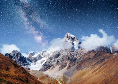 Fantastik yıldızlı gökyüzü. Sonbahar manzara ve karla kaplı tepeler. Ana Kafkas Ridge. Mountain View Dağı dır Meyer, Gürcistan'dan. Europe.