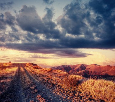 Sonbahar sokak. Dramatik sabah sahne. Karpat Ukrayna Europe