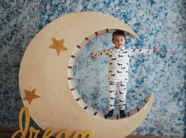 Çocuk yalan yumuşak ve sıcak pijama ahşap bir ay yıldız stüdyo