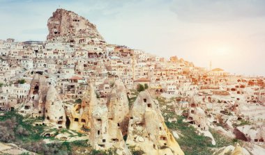 Antik bir kent ve Uchisar kalesi, güneş doğduktan sonra bir dağdan kazıldı, Kapadokya, Türkiye
