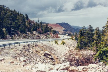 Bir güzel asfalt yol dağlara o videoyu izlemek.