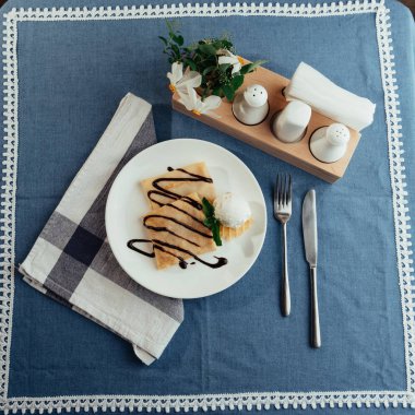 çikolata şurubu ve dondurma ve ince dal nane ile lezzetli gözleme