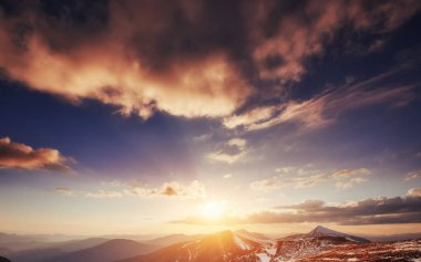 Ulusal parkta Karpatlar dağ aralıkları üzerinde renkli bahar günbatımı. Ukrayna, Europe.