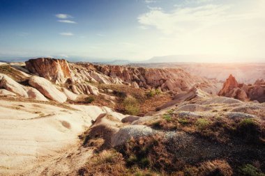 Fantastik gündoğumu kırmızı Vadisi Kapadokya, Anadolu, Türkiye üzerinden. Volkanik dağlar Göreme Milli Parkı'nda.
