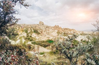Kapadokya'nın görünümü. Kappadokiets bölge, vadiler, boğaz, hills, volkanik dağlar Göreme Milli Parkı'nda arasında yer alan ile. Türkiye