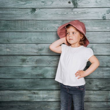 Küçük kız bebek yaz aylarında Panama'da giyinmiş moda